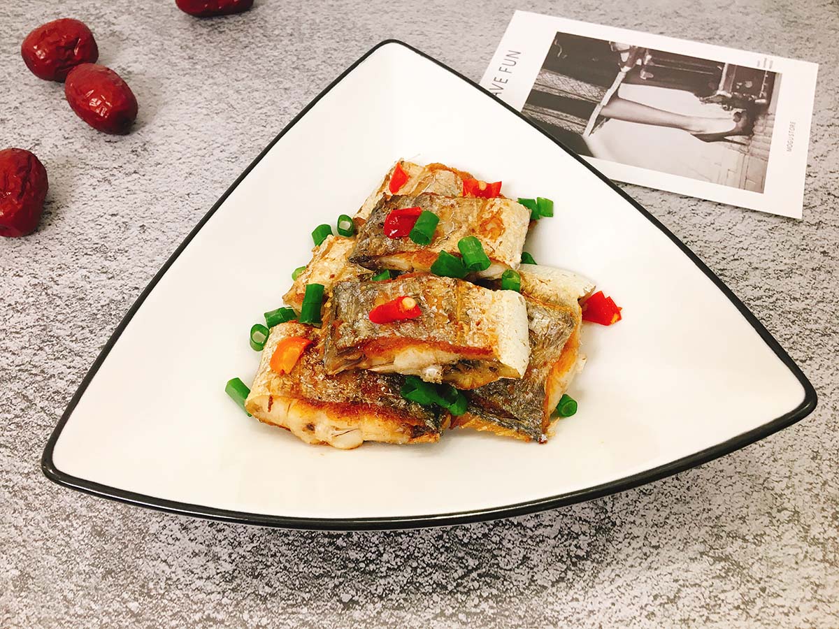 如何不带粉煎带鱼不粘锅又不烂,不用胡椒粉不要裹粉的带鱼怎么煎