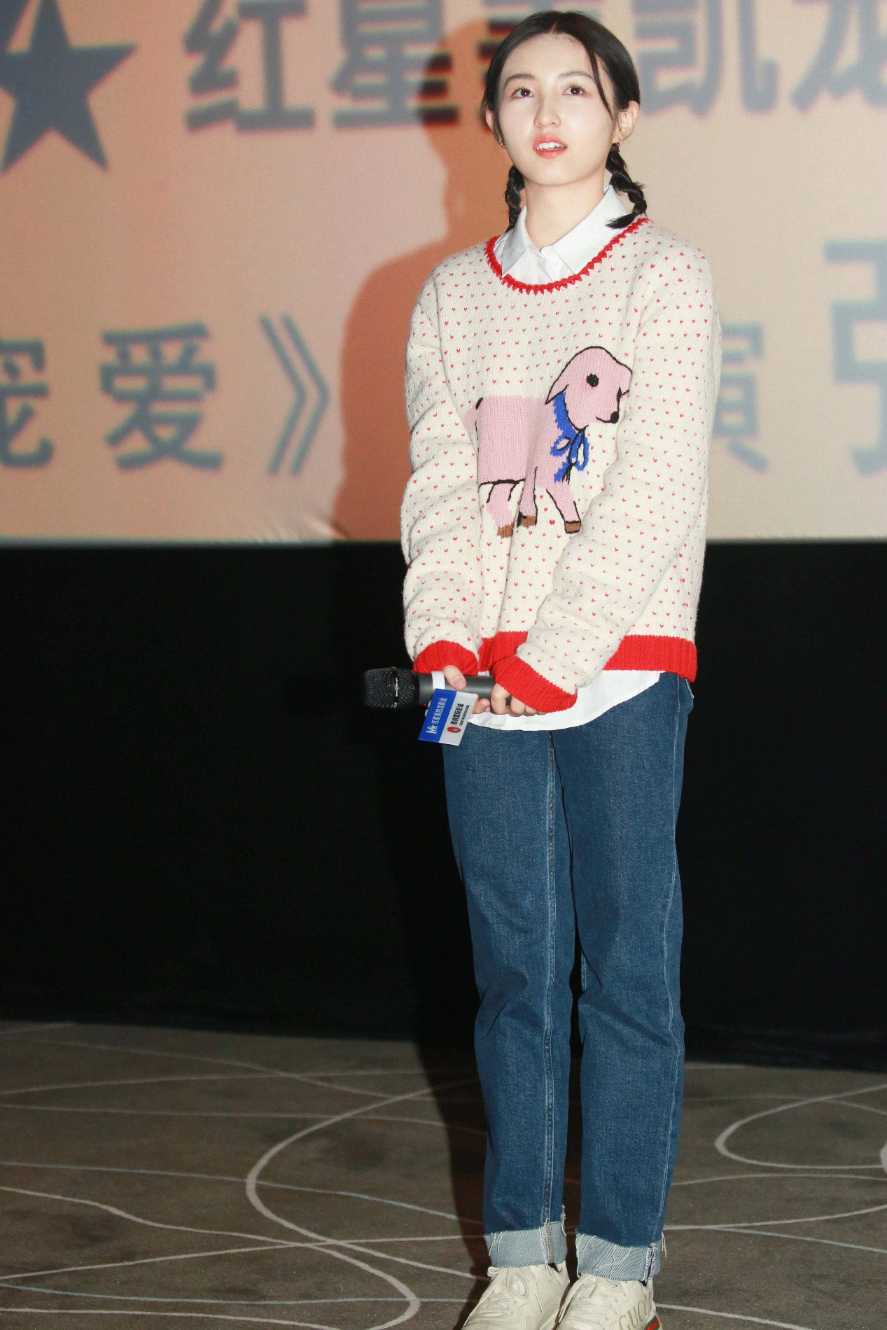 张子枫终于找对了穿衣风格,张子枫到底有多少钱