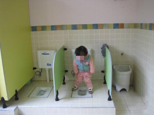 3岁女儿模仿爸爸“掏裤裆”，妈妈只乐不制止，几天后焦急送医