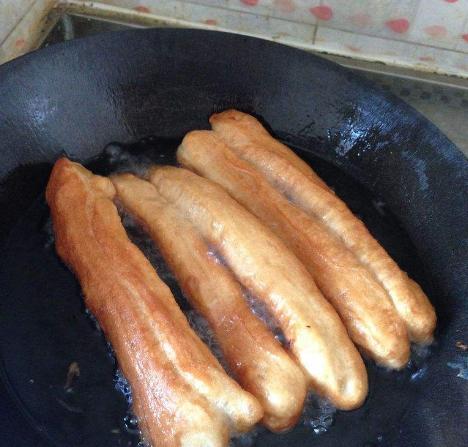 炸油条原来这么简单吃一根就上瘾,香酥不用一滴水和面的小油条做法