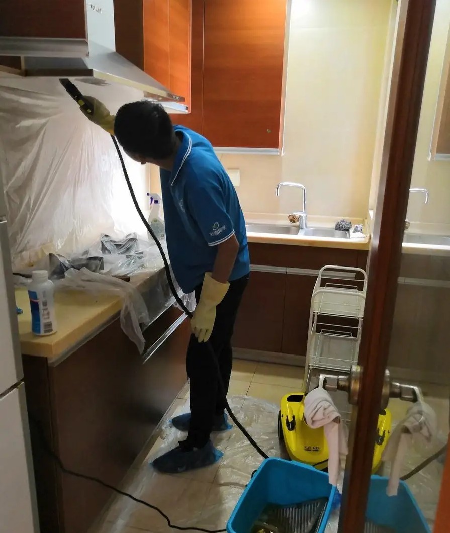 油烟机上的油污用什么洗得更干净,油烟机去油污最好的妙招