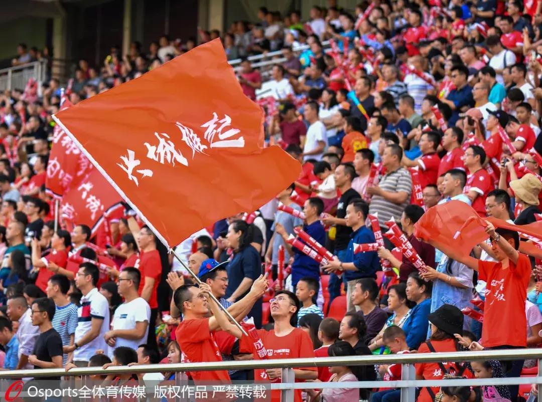 职业足球没钱玩不转！新东家强势介入，这支濒临解散的球队，竟然完成“两连升”