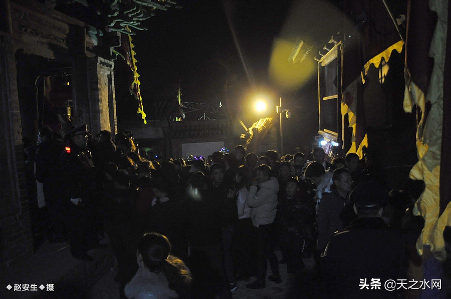 甘肃天水数万民众“上九朝观”祈福纳祥争烧头柱香！（组图）