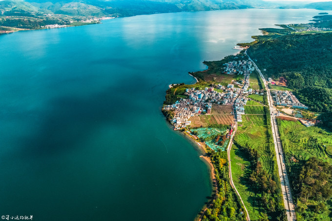 在高山湖泊边拍摄的风景照片湖底,绝美天池风光摄影照片