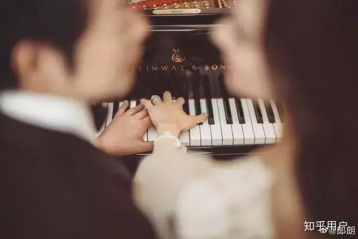 小七甜蜜献吻贝克汉姆,贝克汉姆吻小七引争议视频