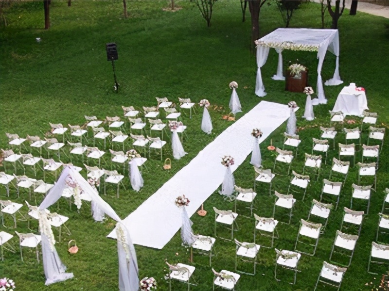 草坪婚礼怎么搭建技巧图解,自己如何布置草坪婚礼的攻略