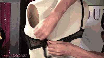 她们不是没穿内衣，而是会穿内衣