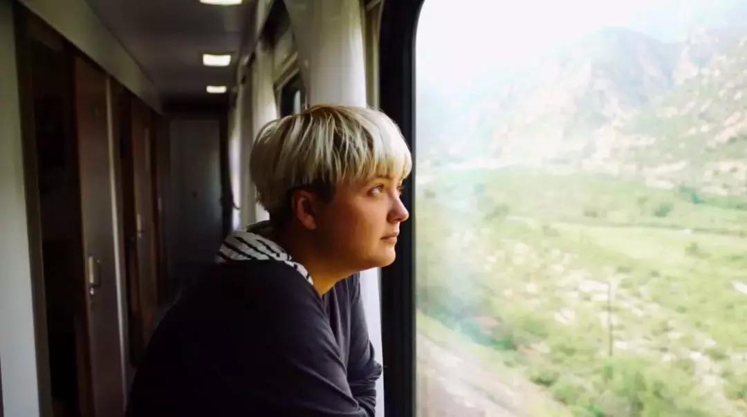 她拍了2000位美女，打*网破**红脸审美：这样的美人，流水线生产不出