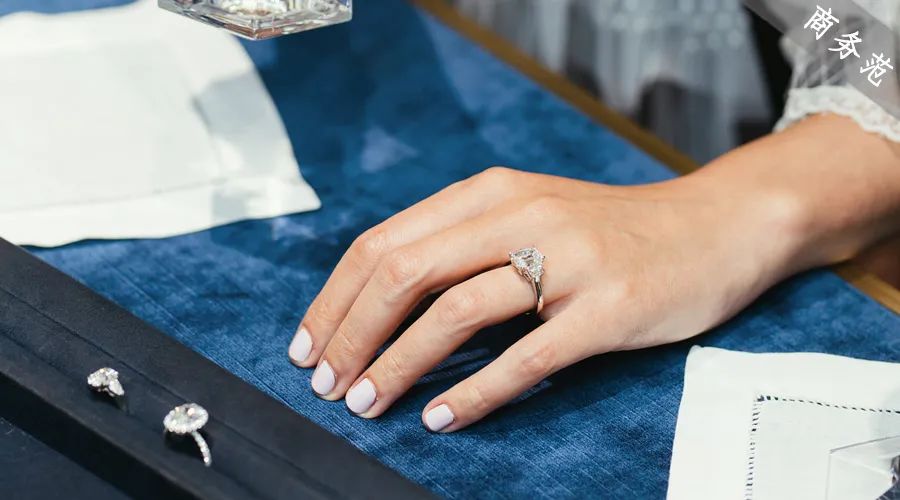 《扫黑风暴》大嫂钻戒超闪，如何挑选显大、显贵的钻戒？