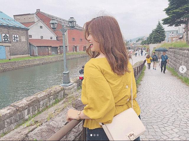 胖女孩这样穿搭也能拍美照