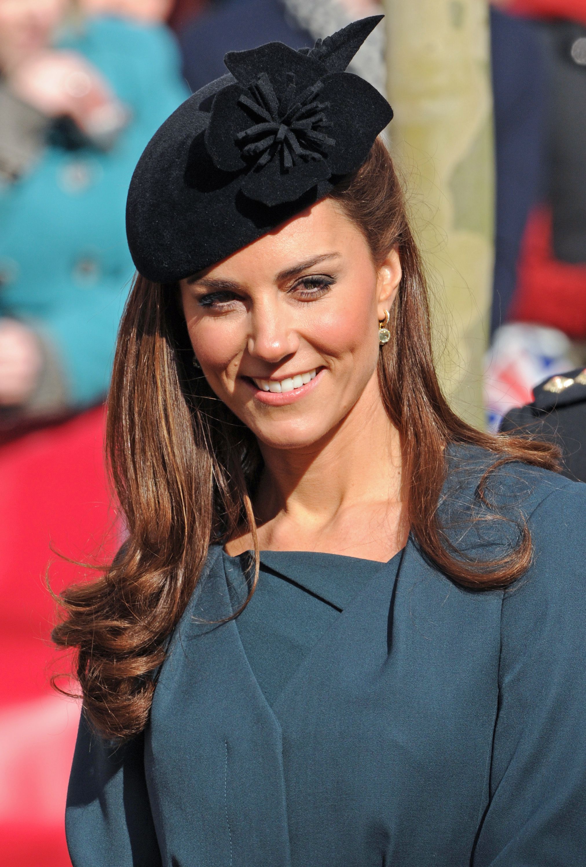 凯特王妃戴戴安娜王妃头饰,凯特王妃戴的是什么头饰