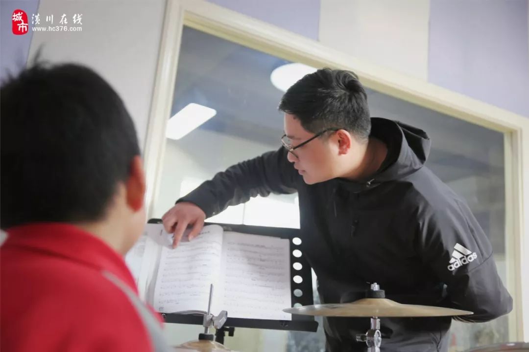 潢川90后知名音乐人，18岁靠一把吉他月入18000元！