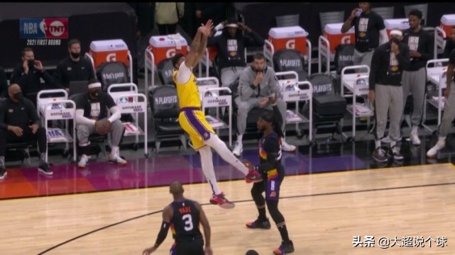 浓眉倒地击打克劳德,克劳德被浓眉踢中文解说