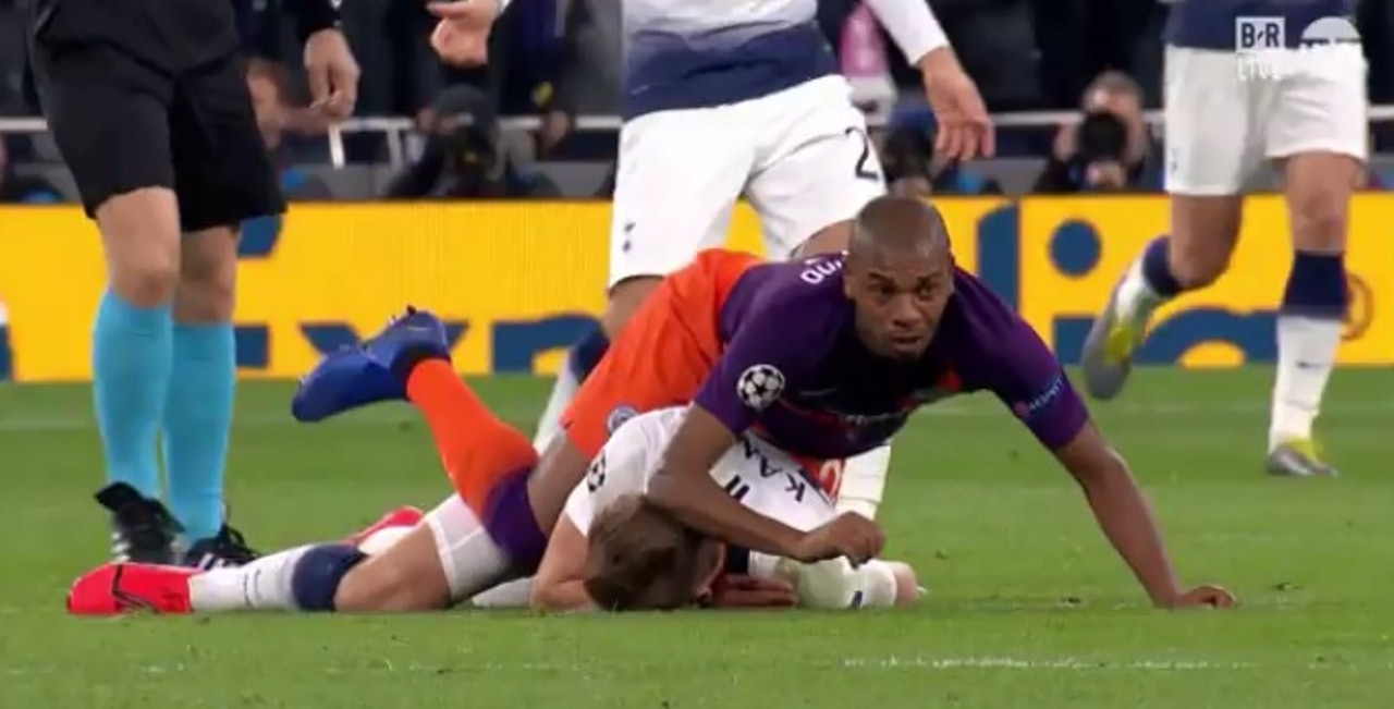 裁判var点球判罚视频,裁判看完var给点球手指向哪儿