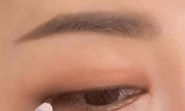 眼妆怎么画显大又干净眼影盘推荐,眼影的画法和技巧一周眼妆不重样