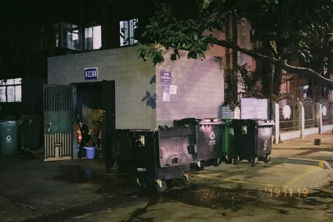 环卫工为什么又辛苦工资又低,环卫工人很辛苦为何工资却很低