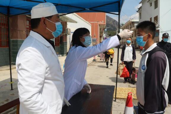 春日暖兰坪，阳光保险爱心助复学