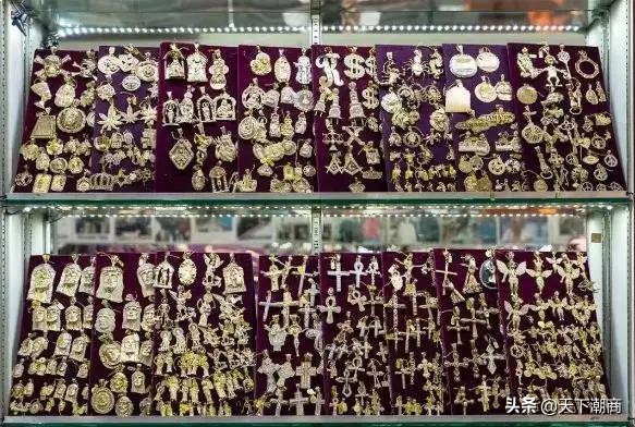 这位卖大金链潮籍大妈是继老干妈之后，又一个征服美国的女人