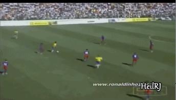 罗纳尔迪尼奥巴萨过人盘带,足球精灵罗纳尔迪尼奥花式过人