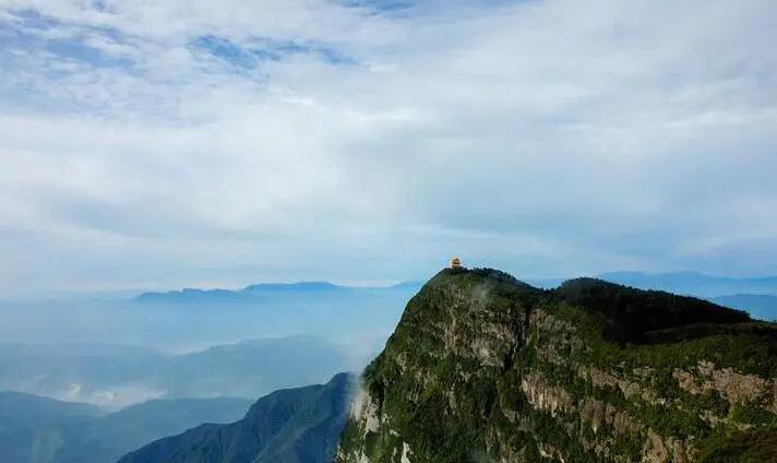 古诗词里的山，江碧鸟逾白，山青花欲然