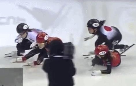 韩国队下黑手冰球棍都打断了,韩国队恶意推搡中国队