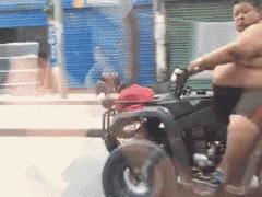 开心一刻gif下雨天,搞笑gif笑到肚子疼意外瞬间特辑