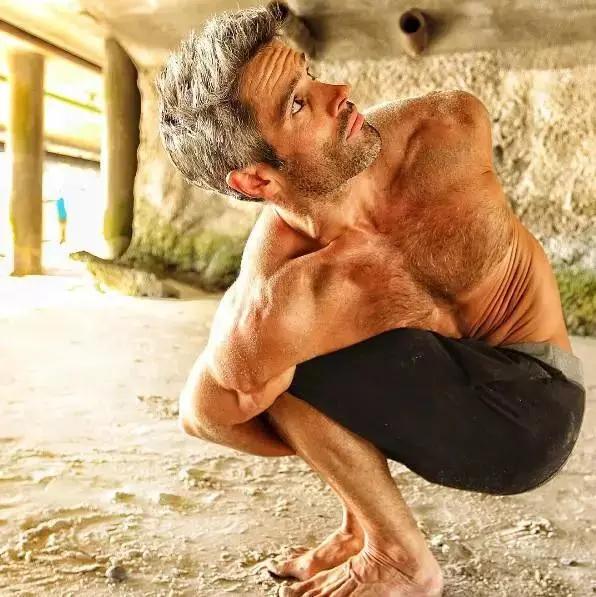 看完这些人，你再也不会觉得男人练瑜伽“娘”了