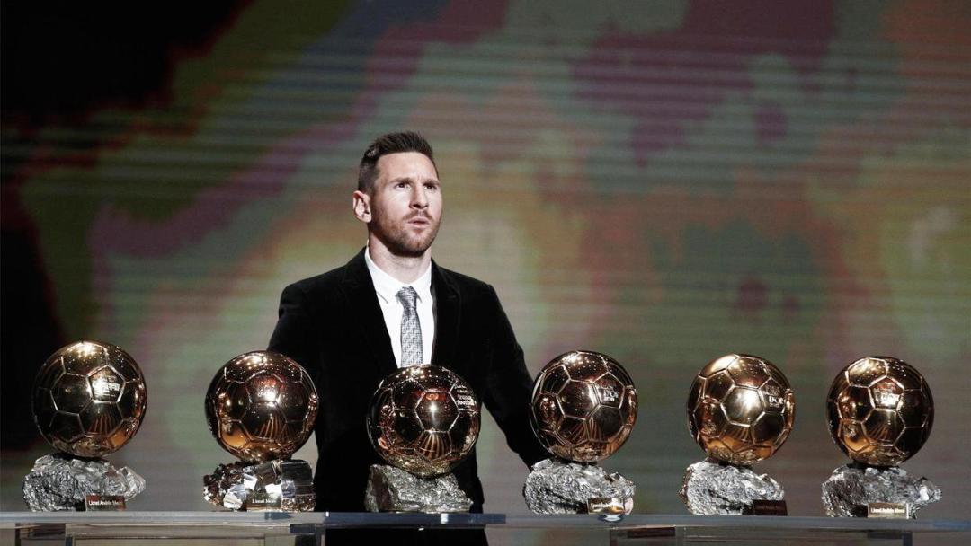 梅西再次致敬马拉多纳,十一年前的梅西再现马拉多纳经典