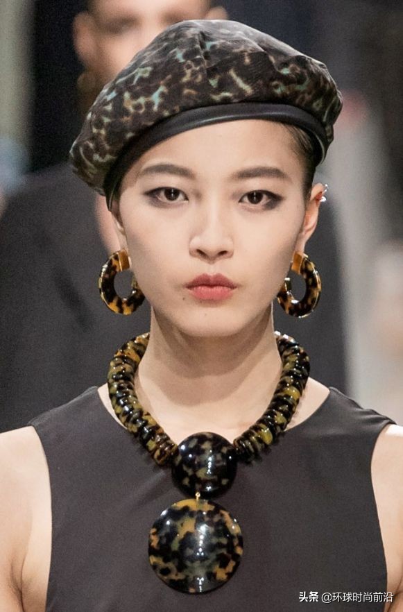 适合冬季脸大显脸小的帽子 (大圆脸适合什么帽子秋冬)