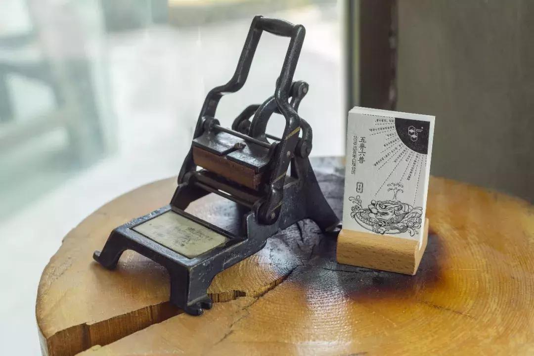独此一家，机器跨越百年，户部山上的这家小店印出家乡生活的墨迹