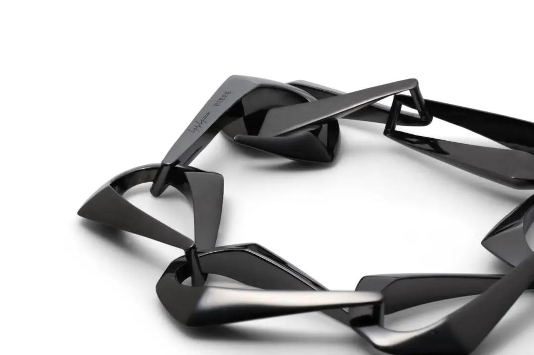 全球租金最贵的香港罗素街变折扣卖场；晓雪成上海时装周推广大使