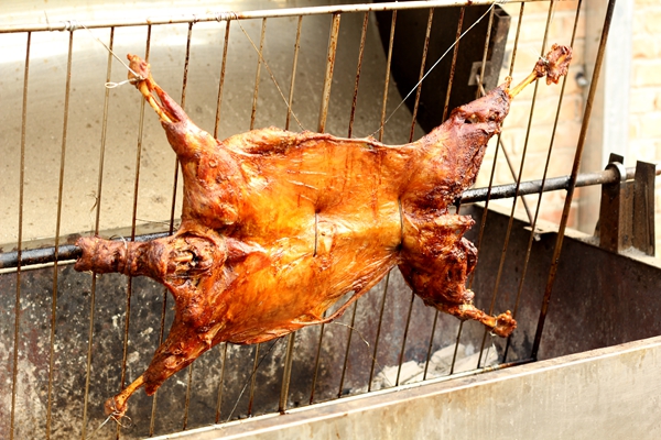 口味确实不错舌尖上的烤全羊,舌尖上的乡村草原特制烤全羊