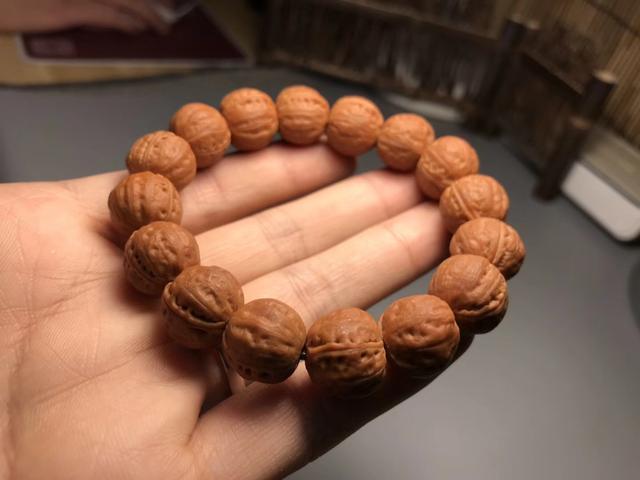小核桃手串颜色很深但是不亮,小核桃手串几十个的跟几百的区别