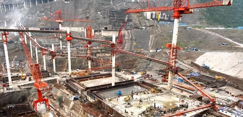 混凝土浇筑电动振动器怎么用,振动混凝土棒正确使用照片