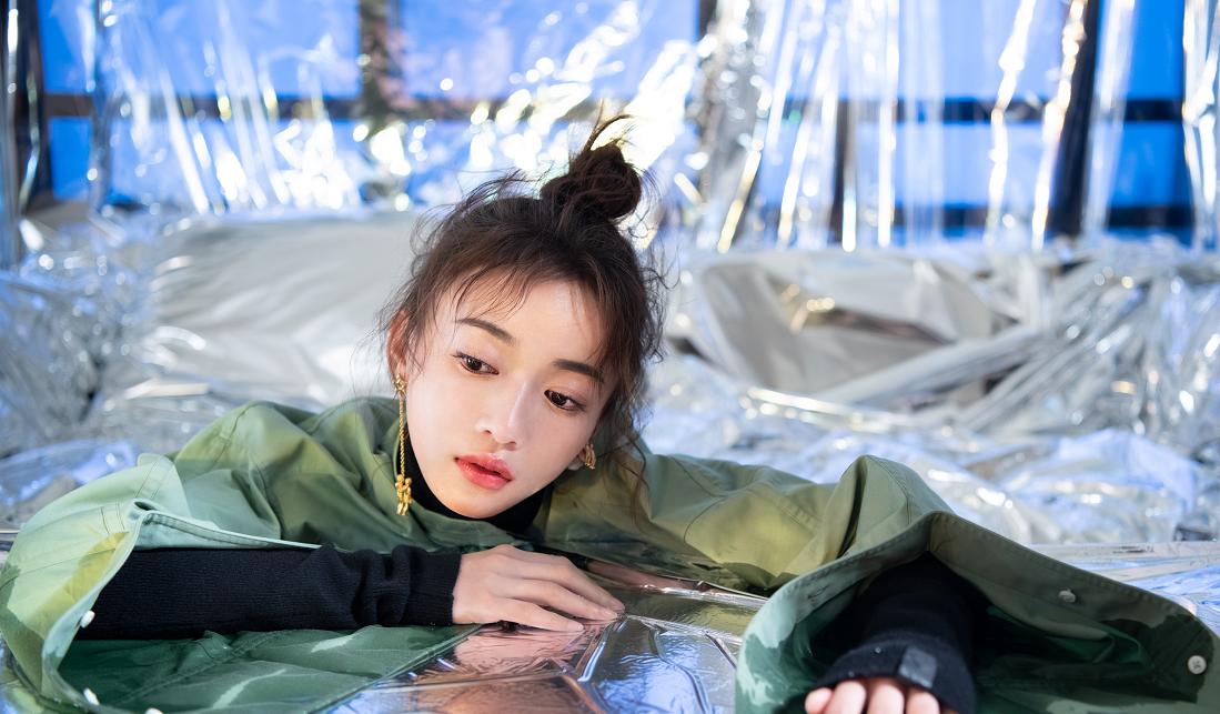 吴谨言擦镜子变身,吴谨言变脸后的样子