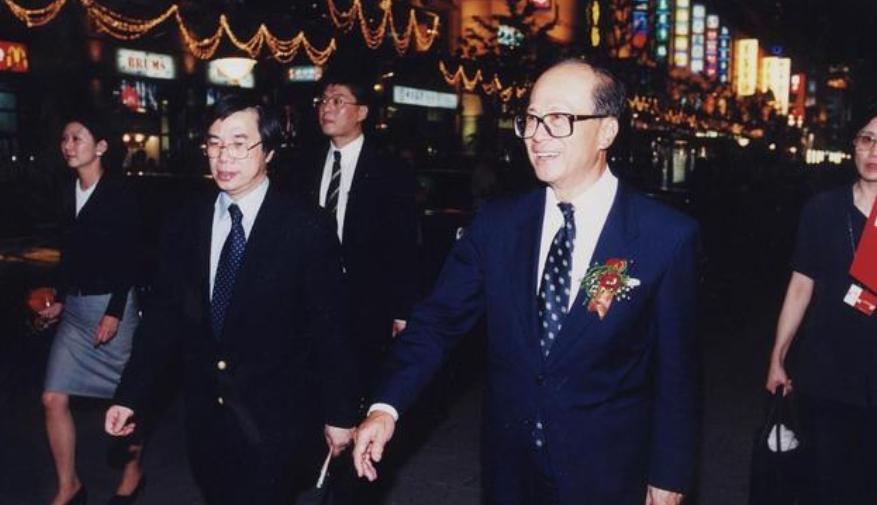 深扒李嘉诚长和系“炼金术”：7年抛售楼市套现1150亿港元！手法、策略曝光