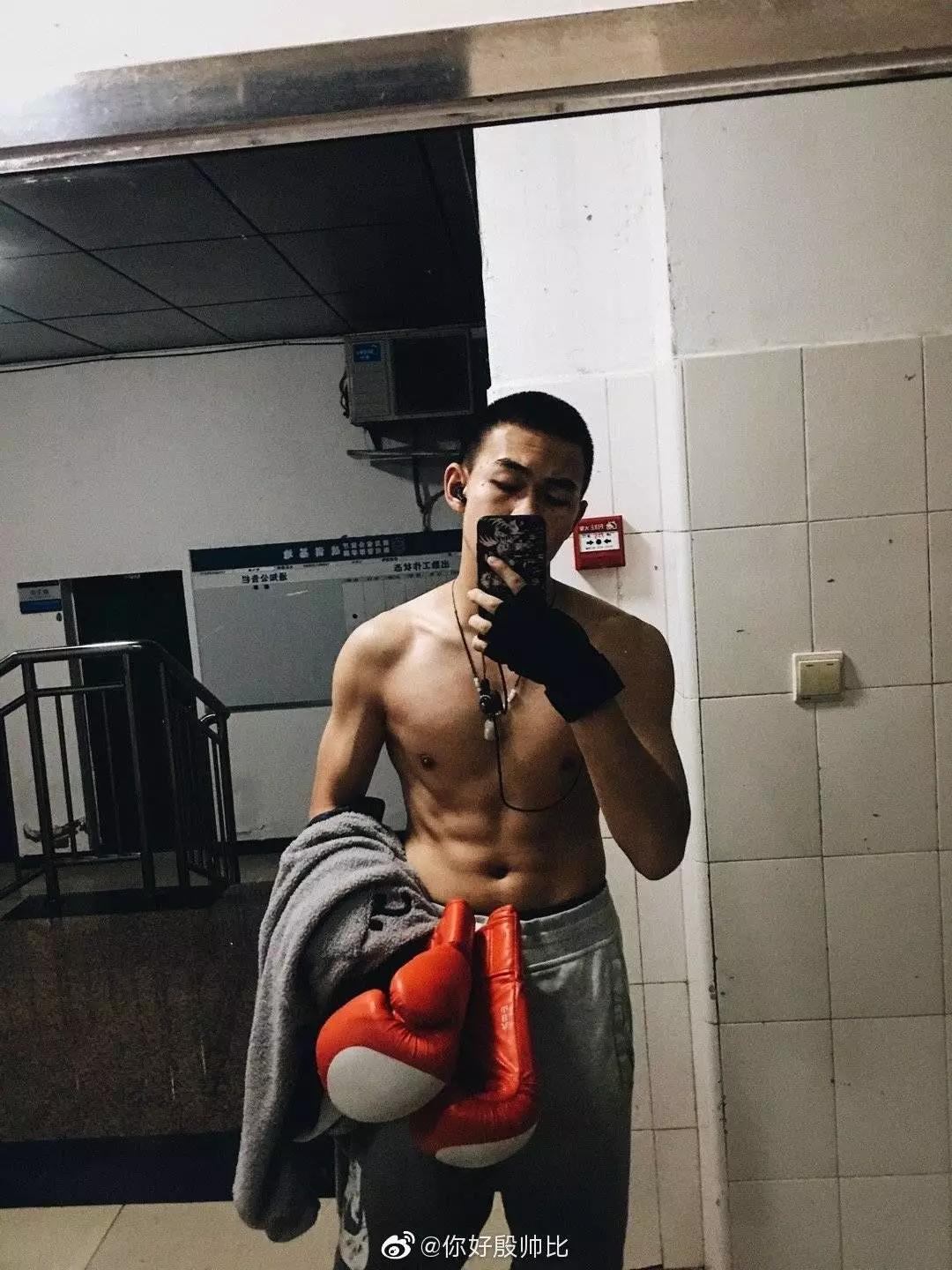 寸头好看的小哥哥,朱亚文行走的荷尔蒙寸头