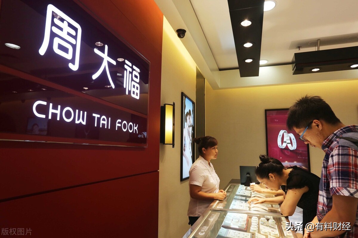 今天是8月9日，黄金价格创4个月新低，国内金店金价一克多少钱？