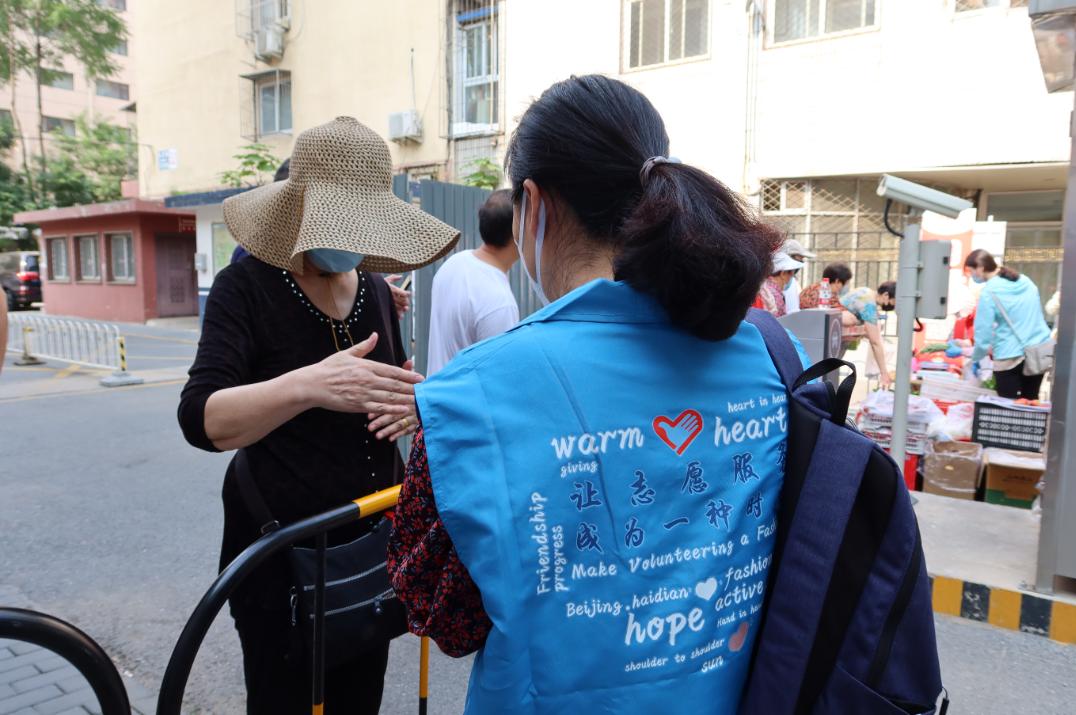 实录！小区封闭管理后，海淀这对夫妻跑来当志愿者……