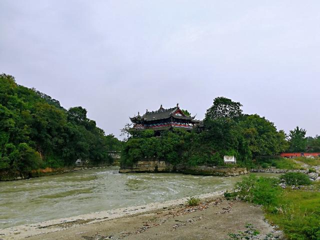 拼车去*藏西**，看功夫熊猫都江堰，导游带进购物店，让躺在床上体验