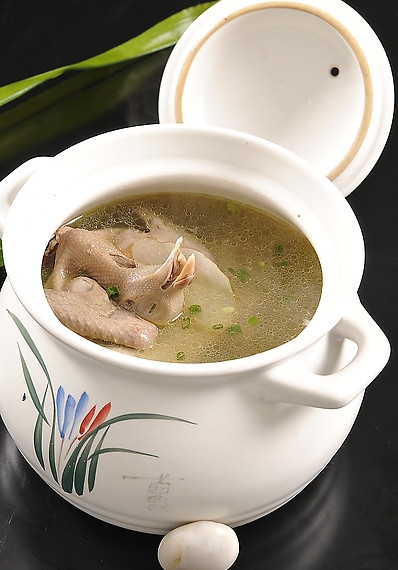 清蒸鸽子汤用冷水还是热水有营养,清蒸鸽子汤补气血最正宗的做法