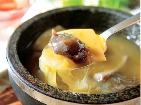 酸菜可以促进肠道蠕动增加食欲,快速吃酸菜方法