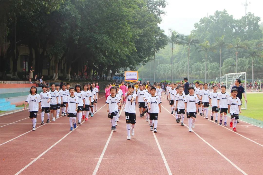 校园足球点燃绿茵梦想,校园足球联赛拉开序幕