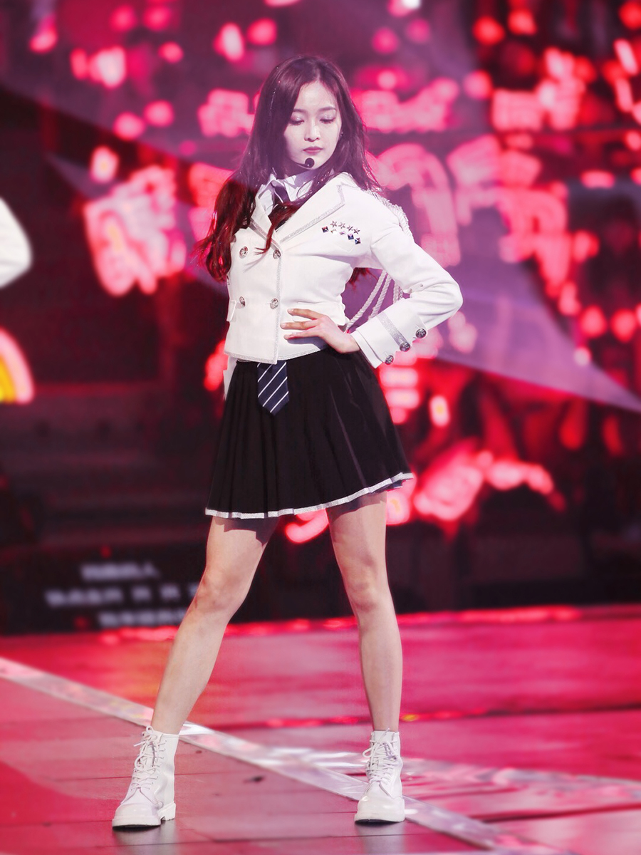 鞠婧祎机场穿搭春装,鞠婧祎机场条纹卫衣