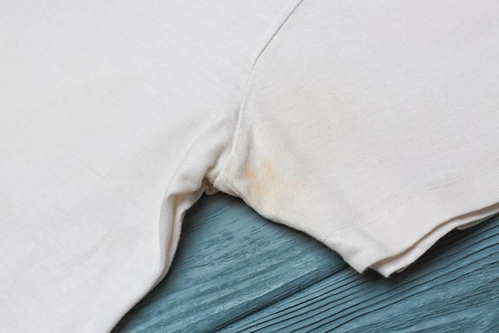 白色衣服怎么清洗不伤衣服,白色衣服怎么清洗才不会变黄