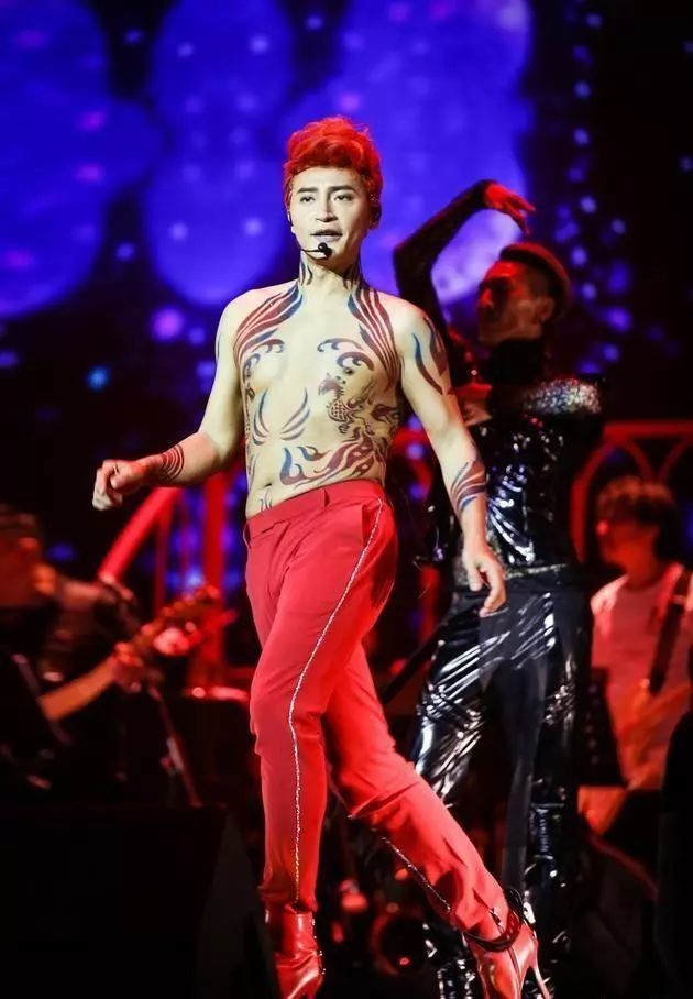 陈志朋厚底鞋,陈志朋穿白皮靴