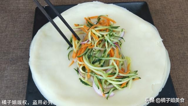 懒人版春饼做法不用揉面不用擀面,春饼学会这样做不用擀面不用蒸