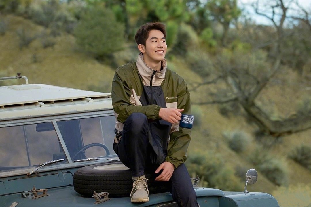 南柱赫剧照耀眼格子衫,南柱赫新剧帅照