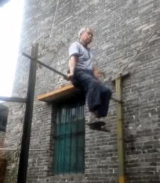 搞笑gif图妹子你太逗了,搞笑gif妹子你的衣服太前卫了