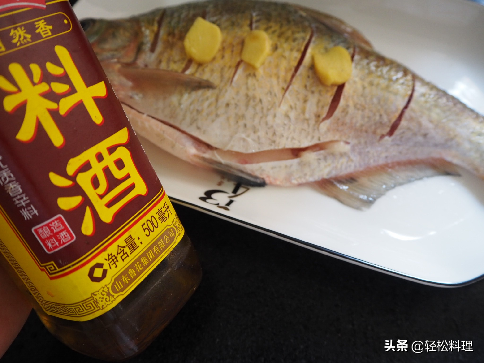 电锅红烧鱼不粘锅不掉皮的方法,红烧鱼怎么做不粘锅不掉皮窍门